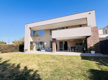Casa · 430m² · 7 Ambientes · 2 Cocheras · Casa en Venta Barrio Privado