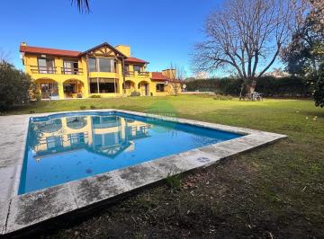 Casa · 525m² · 7 Ambientes · 6 Cocheras · Quincho Cerrado - 4 Dorm. - Calef. Central - Casa en Altos del Chateau