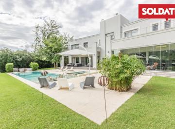 Casa · 540m² · 8 Ambientes · 3 Cocheras · Excelente Casa en Venta/alquiler con Muebles. 5 Suites. Piscina. Golf
