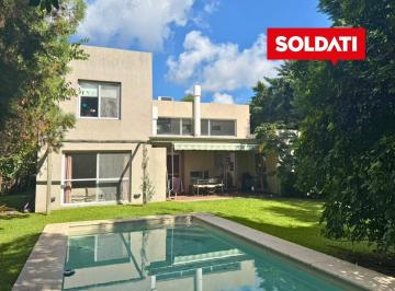 Casa · 257m² · 7 Ambientes · 1 Cochera · Apto Crédito, Muy Luminosa, 6 Cuartos, Play y Escritorio. Piscina. Jardin