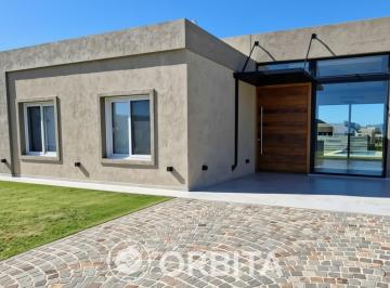Casa · 123m² · 4 Ambientes · 1 Cochera · Casa en Venta en Barrio San Felipe, Canning, Ezeiza