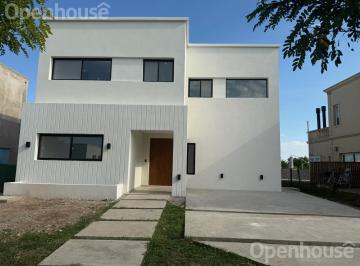 Casa · 160m² · 5 Ambientes · 3 Cocheras · Imperdible Casa en El Barrio de San Pablo. Se Puede Financiar!