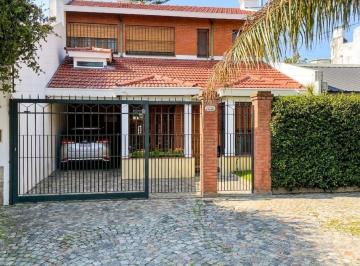 Casa · 189m² · 5 Ambientes · 1 Cochera · Casa en 2 Plantas con Pileta y Quincho