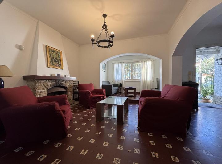 Casa · 200m² · 5 Ambientes · 1 Cochera