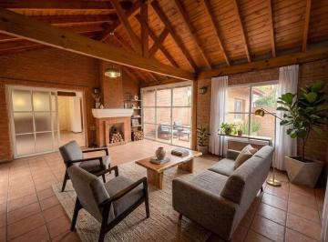 Casa · 147m² · 4 Ambientes · 2 Cocheras · Casa de 4 Ambientes con Pileta en Alquiler / Venta