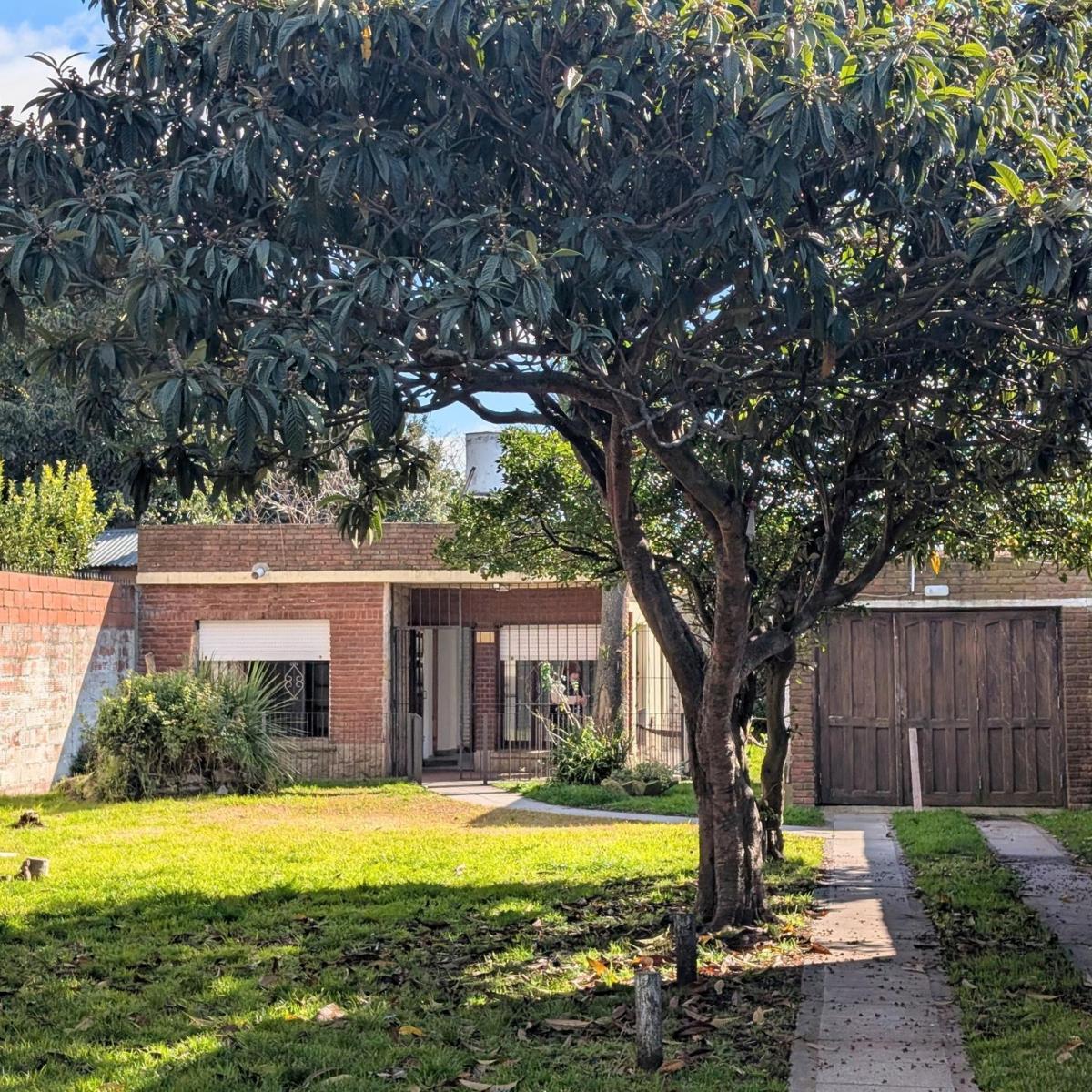 Excelente oportunidad sobre lote de 10 x 43 metros con amplio parque al frente y añeja arboleda