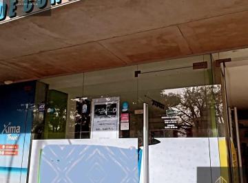 Local comercial · 35m² · 1 Ambiente · Alquiler Local en Cerro de Las Rosas, con Frente Vidriado, Baño Independiente y Cocina