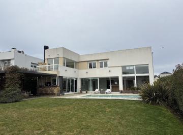 Casa · 280m² · 4 Ambientes · 1 Cochera · Venta Casa de 5 Ambientes en Arenas del Sur