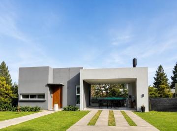 Casa · 121m² · 2 Dormitorios · 2 Cocheras · Hermosa Casa con Pileta en Club de Campo