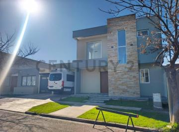 Oficina comercial · 200m² · 3 Ambientes · 2 Cocheras · Casa en Venta B° Rincón de Drummond - Luján de Cuyo
