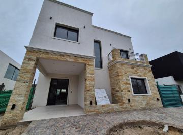 Casa · 214m² · 5 Ambientes · 3 Cocheras · Casa en Alquiler en Castaños, Nordelta, Tigre