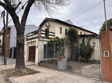Casa · 188m² · 4 Ambientes · 2 Cocheras · Casa en Venta | Lote Propio con Alma de Hogar | Ambientes Luminosos, Jardín y Cochera Doble en Flori