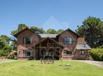 Casa de 5 ambientes, Cariló · Chalet Estilo Tradicional en Dos Plantas a Pocos m del Mar, con Piscina Climatizada