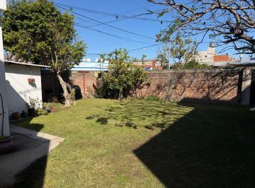 Casa · 136m² · 3 Ambientes · 1 Cochera · Venta Casa 3 Ambientes en Tablada Cochera y Jardin
