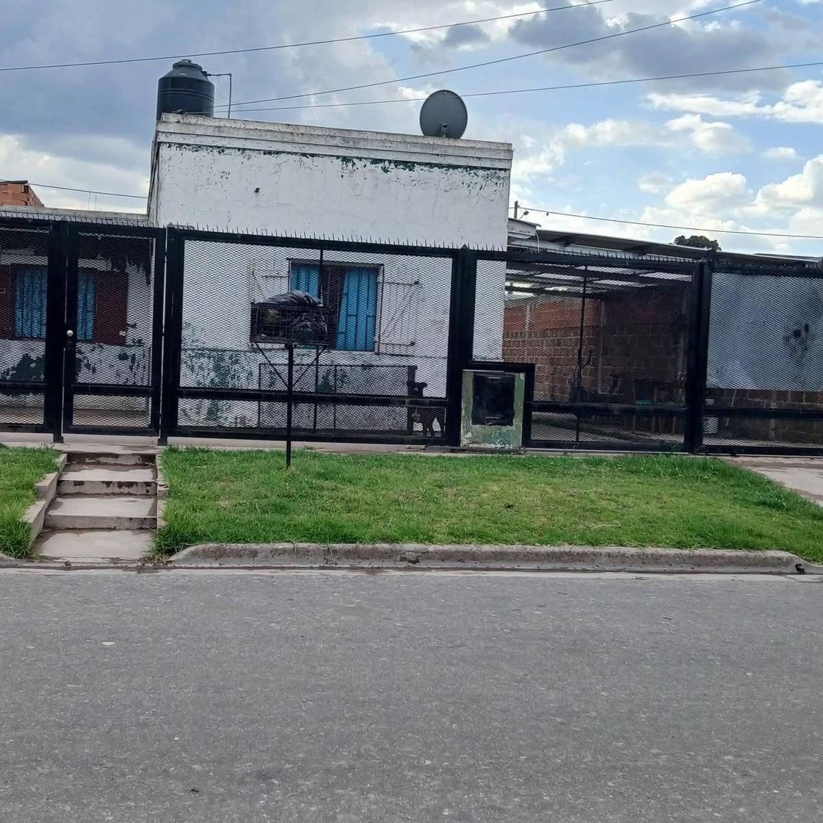 Linda oportunidad de compra, zona afaltada variedad de accesibilidad, cuenta con 3 dormitorios, cocina comedor, baño, patio delantero trasero.