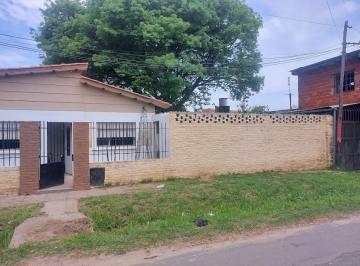 Casa de 5 ambientes, Rosario · Chalet con Patio Entrada Para Dos Coches