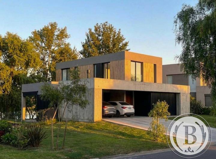 Casa · 230m² · 4 Ambientes · 2 Cocheras