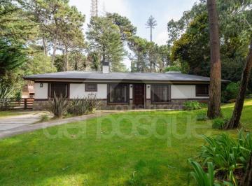Casa de 5 ambientes, Cariló · Casa Ubicada a 100 m del Centro Comercial en Hermoso Entorno de Bosque.