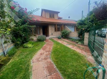 Casa · 77m² · 4 Ambientes · 1 Cochera · Venta Casa 2 Dormi con Patio - Bº Santa Genoveva - Neuquén Capital