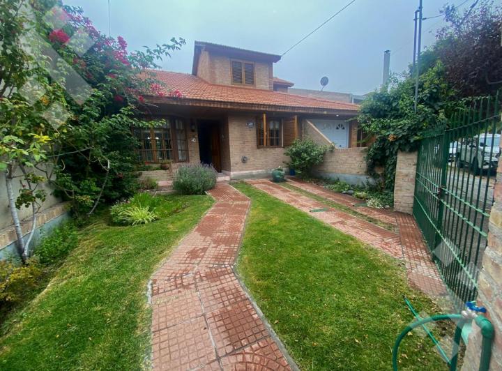 Casa · 77m² · 4 Ambientes · 1 Cochera