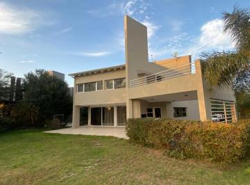 Casa · 500m² · 7 Ambientes · 4 Cocheras · Casa en Alquiler Costa Verde
