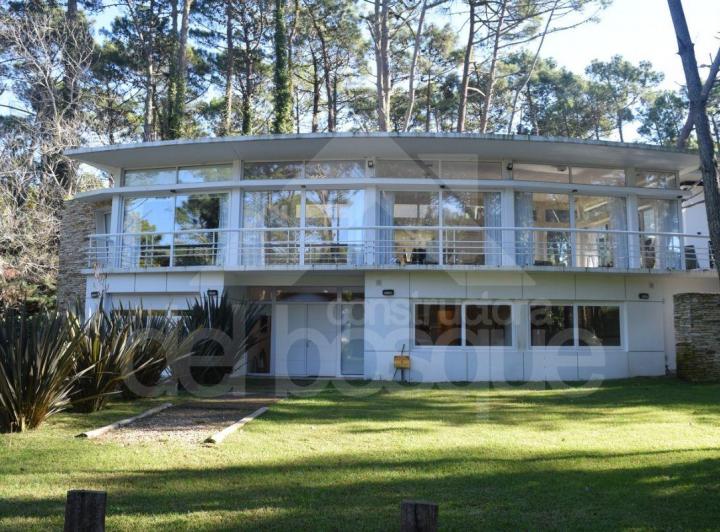 Casa · 252m² · 5 Ambientes · 1 Cochera