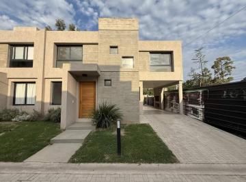 Casa · 130m² · 4 Ambientes · 2 Cocheras · Alquiler – Dúplex de 3 Dorm. en Housing Casa Norte – Argüello
