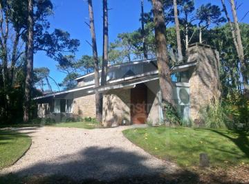 Casa de 5 ambientes, Cariló · Moderna Propiedad, en Dos Plantas, a 200 m del Mar.
