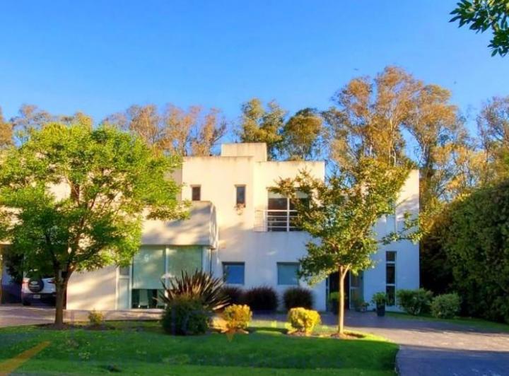 Casa · 320m² · 5 Ambientes · 2 Cocheras