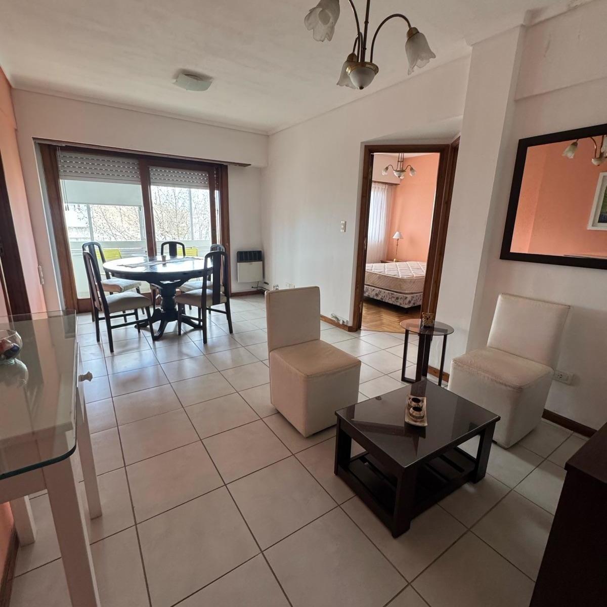 Departamento de 2 ambientes orientado a la calle Belgrano, con un amplio balcon