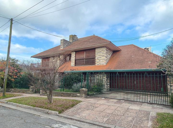 Casa · 450m² · 6 Ambientes · 2 Cocheras