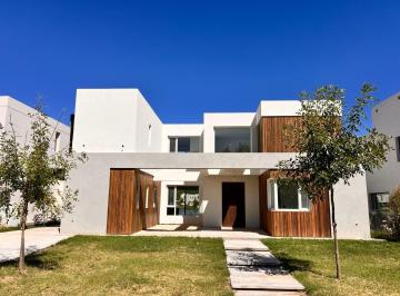 Casa · 220m² · 4 Ambientes · 4 Cocheras · Casa en Venta en Santa Ana Villanueva Tigre