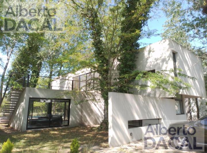 Casa · 219m² · 4 Ambientes · 2 Cocheras