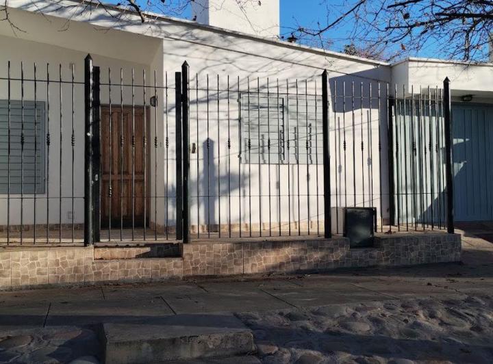 Casa · 140m² · 2 Ambientes · 2 Cocheras