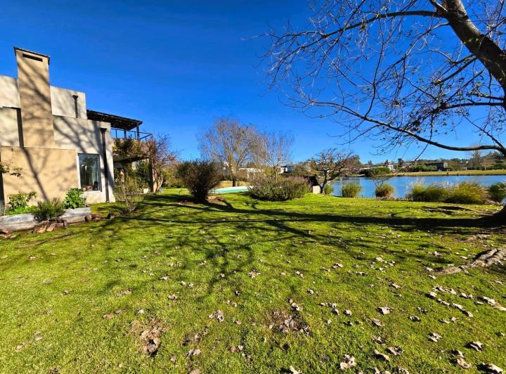 Terreno · 900m² · 6 Ambientes · 4 Cocheras