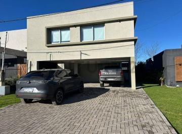Casa · 230m² · 5 Ambientes · 2 Cocheras · Casa en Venta en City Bell Barrio El Cauce
