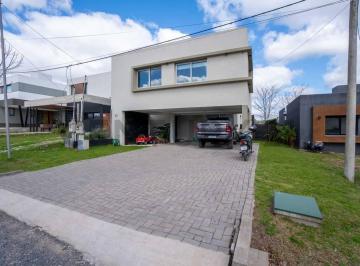 Casa · 230m² · 5 Ambientes · 2 Cocheras · Casa en Venta en City Bell Barrio El Cauce