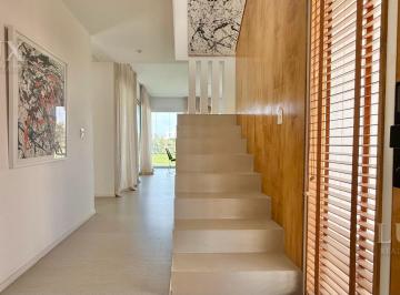 Casa · 220m² · 5 Ambientes · 3 Cocheras · Casa Amoblada a La Laguna en Muelles Puertos del Lago