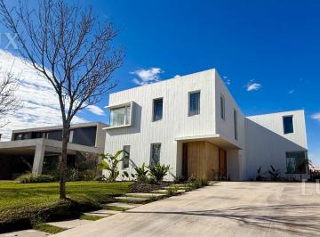 Casa · 220m² · 5 Ambientes · 3 Cocheras · Casa Amoblada a La Laguna en Muelles Puertos del Lago