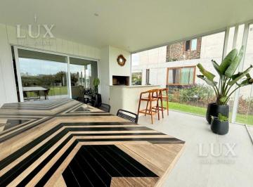 Casa · 220m² · 5 Ambientes · 3 Cocheras · Casa Amoblada a La Laguna en Muelles Puertos del Lago