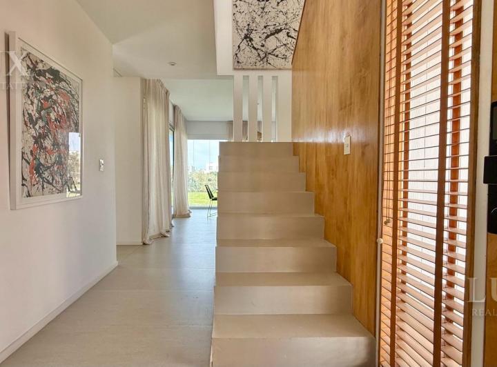 Casa · 220m² · 5 Ambientes · 3 Cocheras