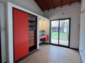 Casa · 175m² · 3 Ambientes · 3 Cocheras · Casa en Alquiler 3 Ambientes con Cocheras y Hermoso Jardín Ubicado en Turdera.