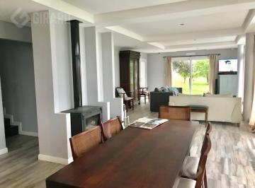 Casa · 220m² · 5 Ambientes · Venta de Casa 5 Ambientes en Barrio Arenas del Sur