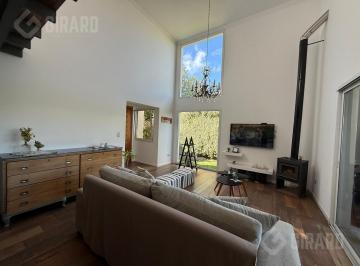 Casa · 200m² · 4 Ambientes · 4 Cocheras · Moderna Casa de 4 Ambientes con Piscina Climatizada en Venta en Barrio Privado Arenas del Sur