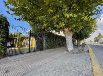 Casa · 128m² · 6 Ambientes · 1 Cochera · Casa a La Venta en Camino Centenario E/ 502 y 503