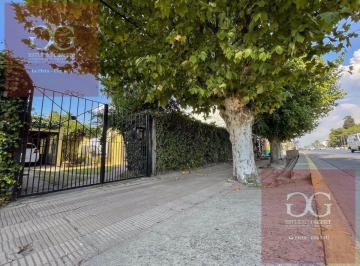 Casa · 128m² · 6 Ambientes · 1 Cochera · Casa a La Venta en Camino Centenario E/ 502 y 503
