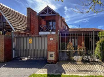 Casa · 330m² · 4 Ambientes · 1 Cochera · Casa 4 Ambientes con Pileta y Garage en Los Pinares