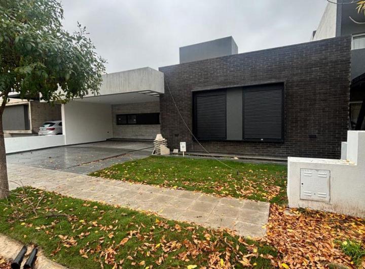 Casa · 230m² · 7 Ambientes · 1 Cochera