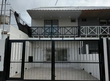 Departamento · 80m² · 4 Ambientes · 1 Cochera · Venta Duplex 4 Ambientes con Patio y Cochera en Parque Luro