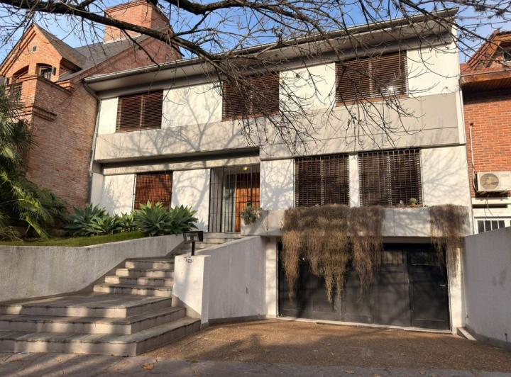 Casa · 323m² · 6 Ambientes · 2 Cocheras